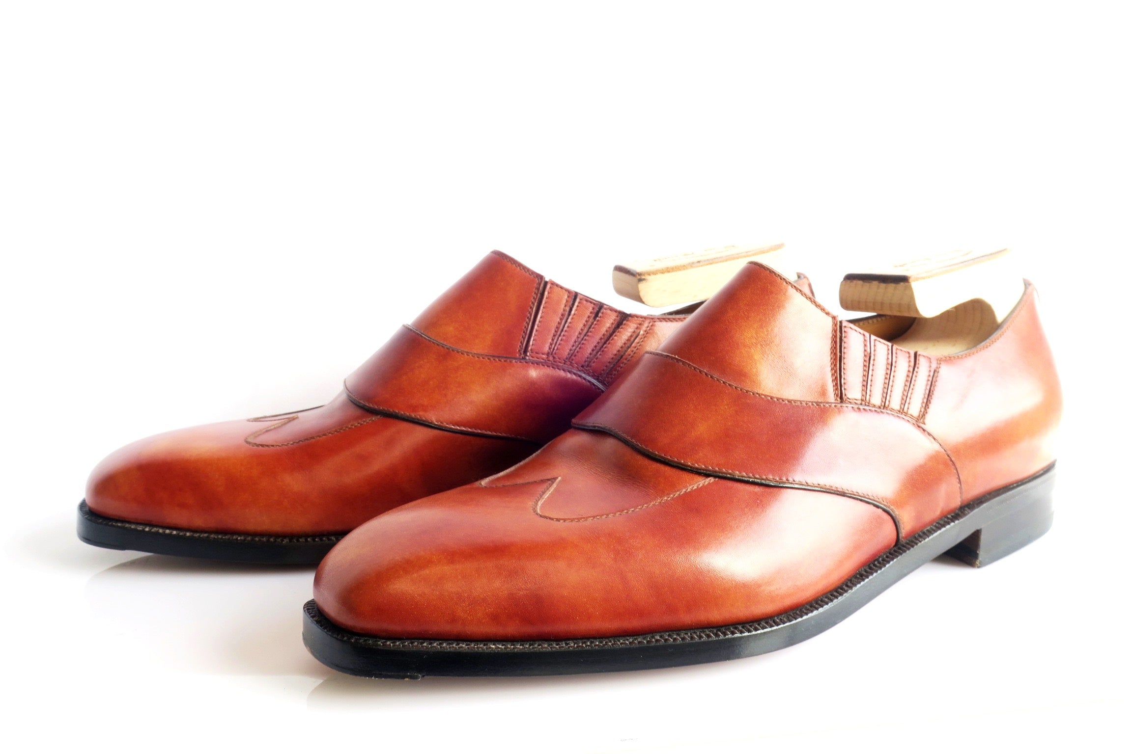 Load video: Maison Koly Enzo Bonafe Guez De Balzac Handmade Oxfords New Gold Museum